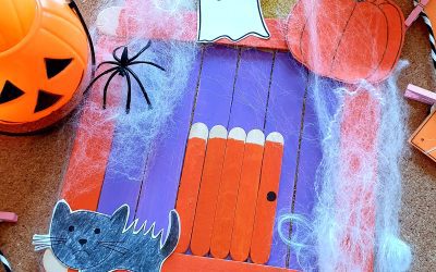 Manualidades Divertidas de Halloween para Niños: Crea Dos Casitas Encantadoras con Palitos de Madera